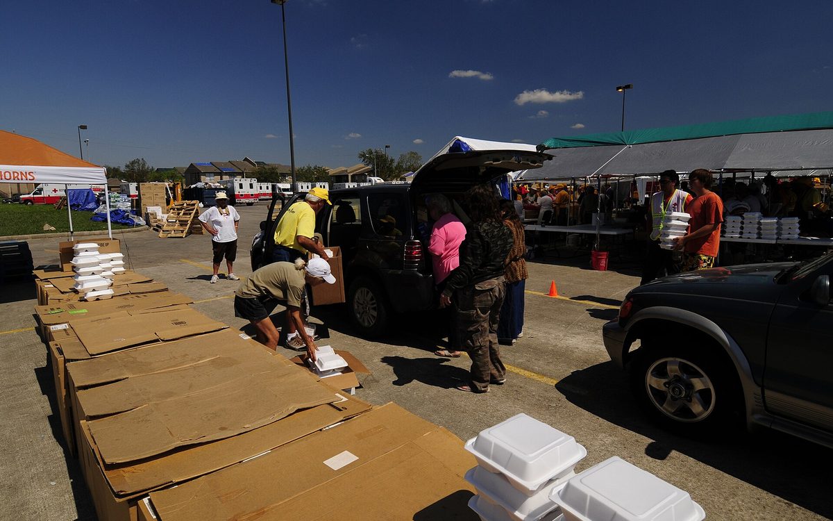 Baytown, TX, September 28, 2008 -- Local residents load up meals at the mobile kitchen operated by the Red Cross and North Carolina Baptist Men. A full two weeks after Hurricane Ike, 7000 meals/day are still being served at this site. Mike Moore/FEMA