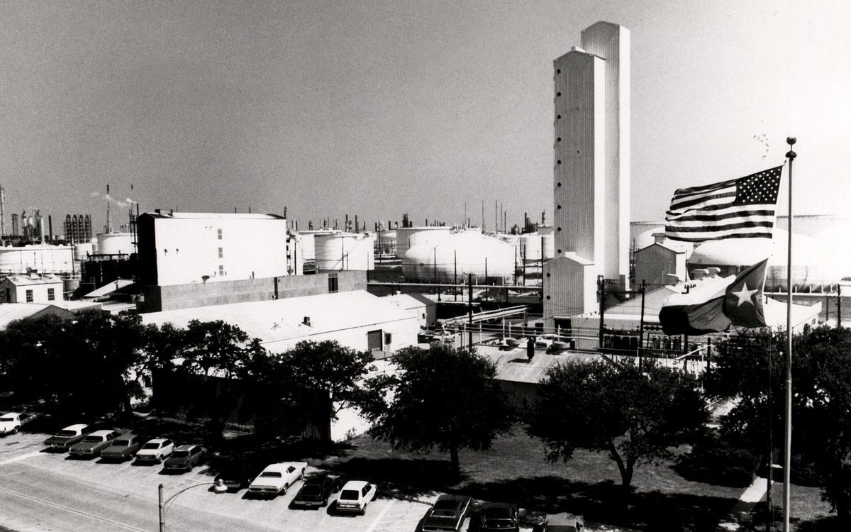 Overall view of the Donor Solvent Coal Liquefaction one ton per day Pilot Plant (left center) and the Catalytis Coal Gasification Unit (tall building right center) at Exxon's Baytown Refinery.
For more information or additional images, please contact 202-586-5251.