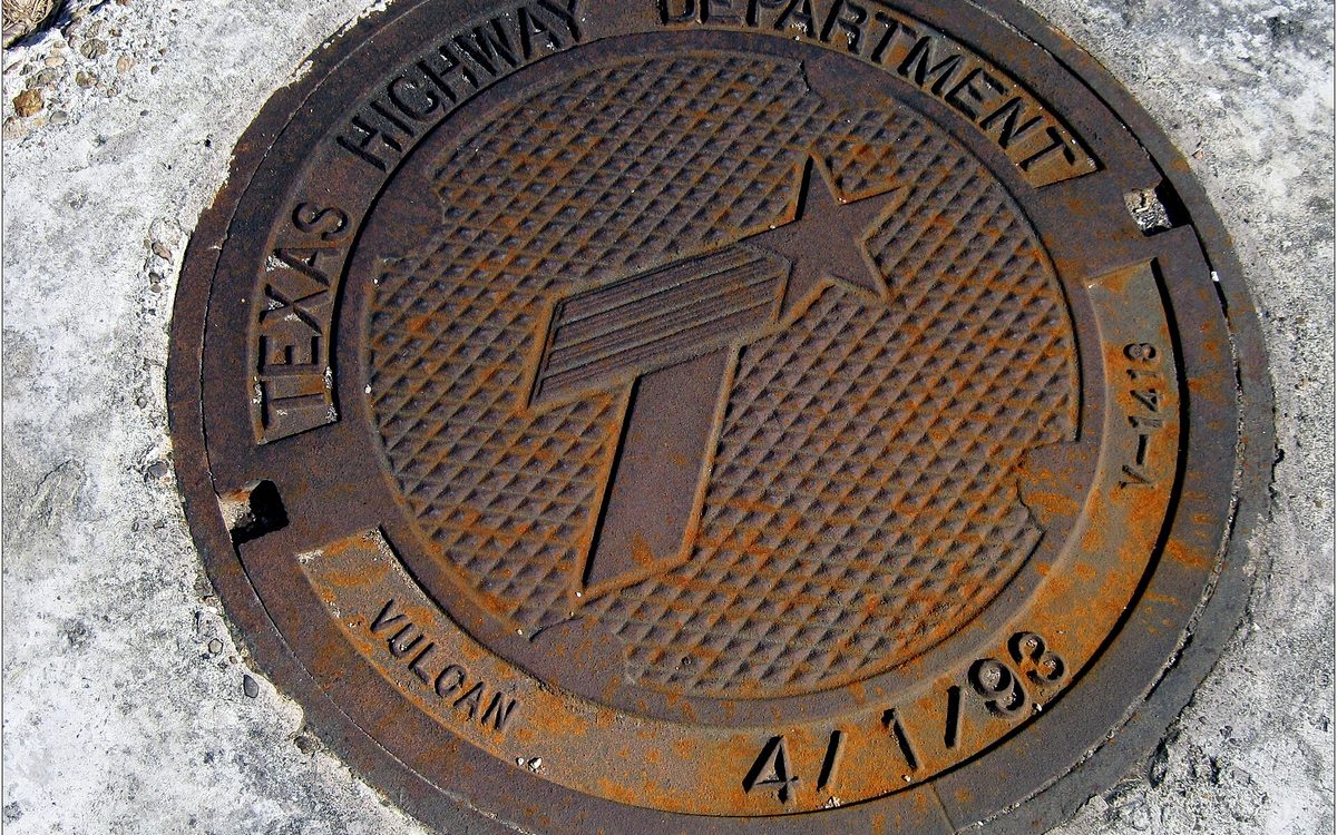 Texas Highway Department Vulcan cover dated 4/1/1993 located on Market Street close to Robert E. Lee High School in Baytown, Texas